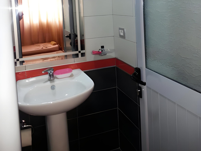 Bathroom 4, Hotel Aulona, Sarandës