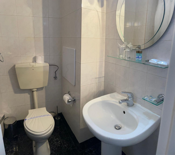 Bathroom 2, Hotel Rotasar, Stolichna