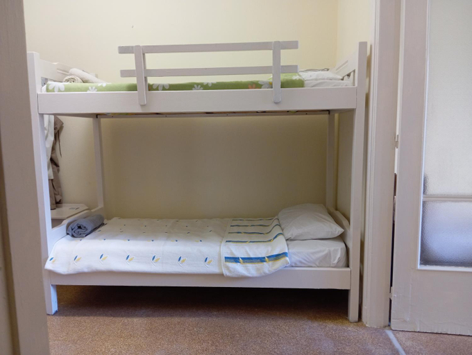 Others 3, Bunk bed in dorm 5' from metro, Attica