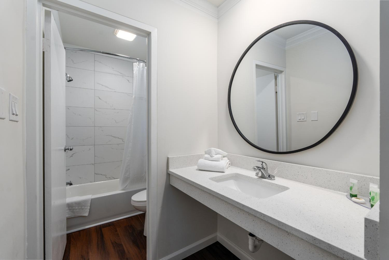 Bathroom 4, Crewe Boutique Inn, Nottoway