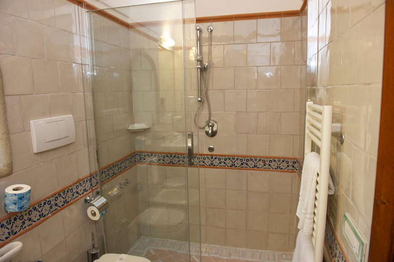 Bathroom 5, Hotel Villa Cimbrone, Salerno