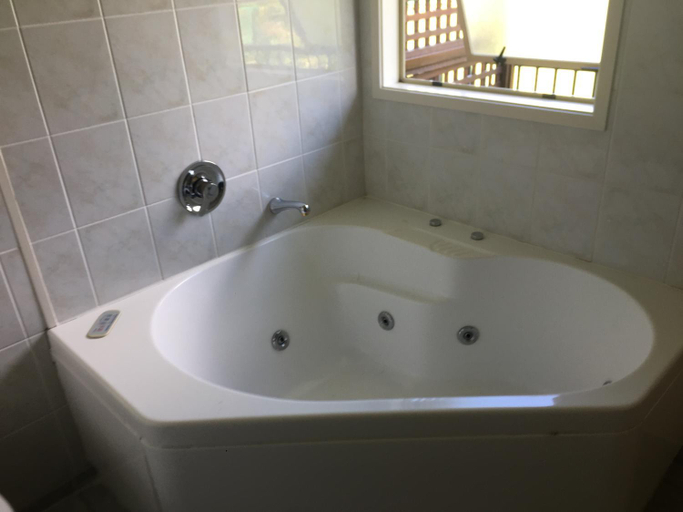 Bathroom 5, Golflands Motel, Manukau