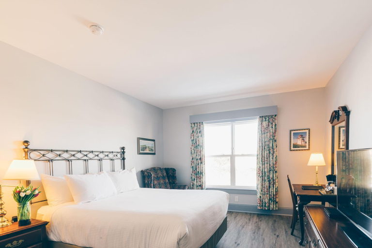 Bedroom 3, The Loyalist Country Inn & Conference Centre, Prince
