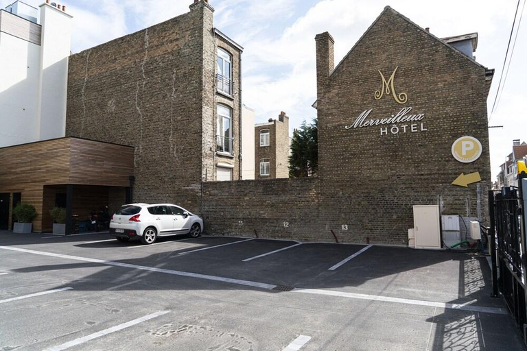Exterior & Views