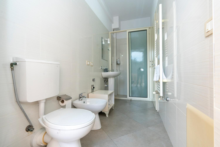 Bathroom 3, Hotel Shkodra L, Shkodrës