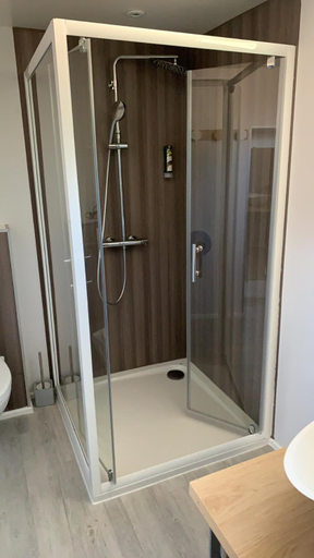 Bathroom 3, Le Troncais, Allier