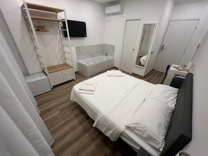 Others 4, Suite 98, Rome