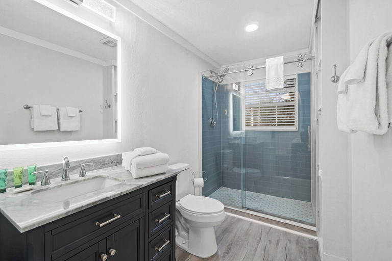 Bathroom 3, Splash Pad by Book That Condo, Bay