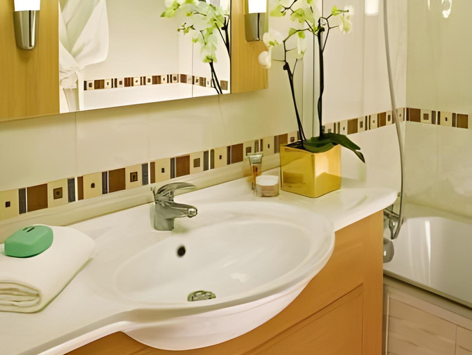 Bathroom 5, Hotel Best of Both - Divonne-les-Bains, Ain