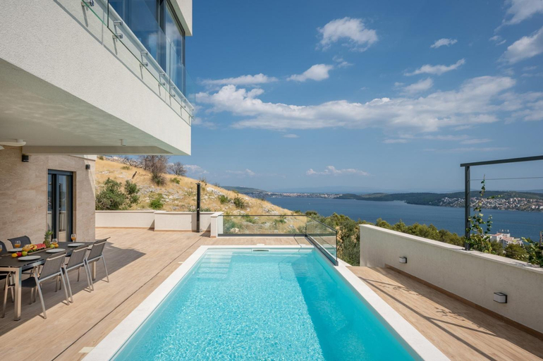 Sport & Beauty, Villa Astera -heated pool, 4 bedrooms, and sea views, Seget