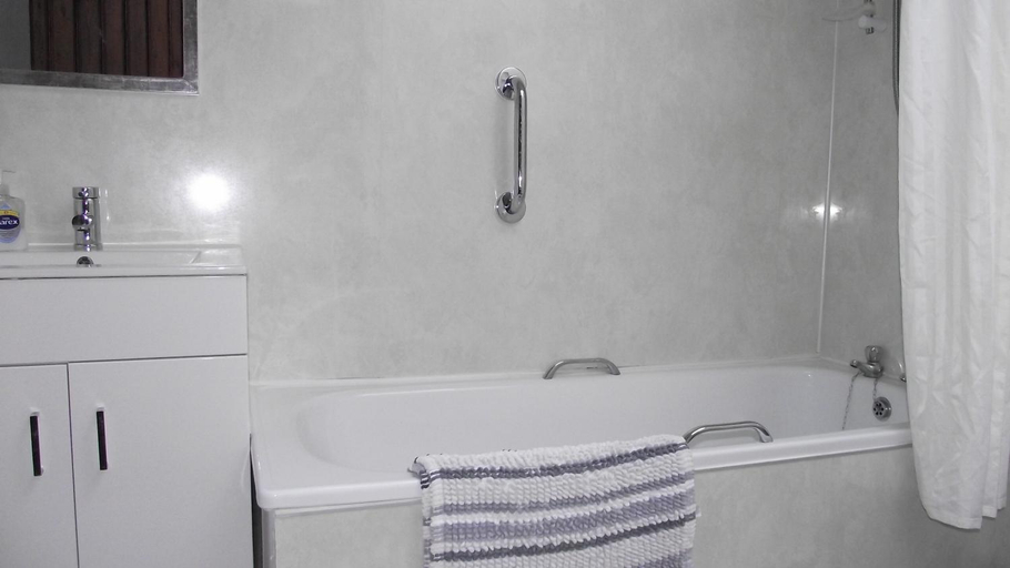Bathroom 2, Craobh Marina Cottages, Argyll and Bute