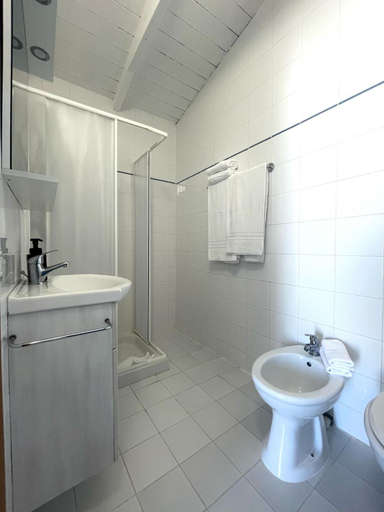 Bathroom 3, Aldiva Chalet, Roma