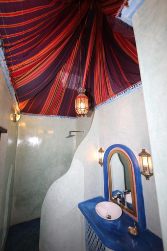 Bathroom 5, Emerson on Hurumzi, Mjini