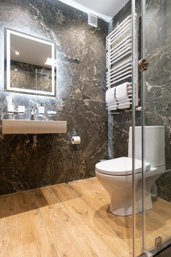 Bathroom 2, Summit, Rakhivs'kyi