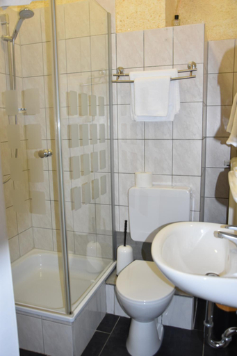 Bathroom 5, Hotel Europa, Euskirchen