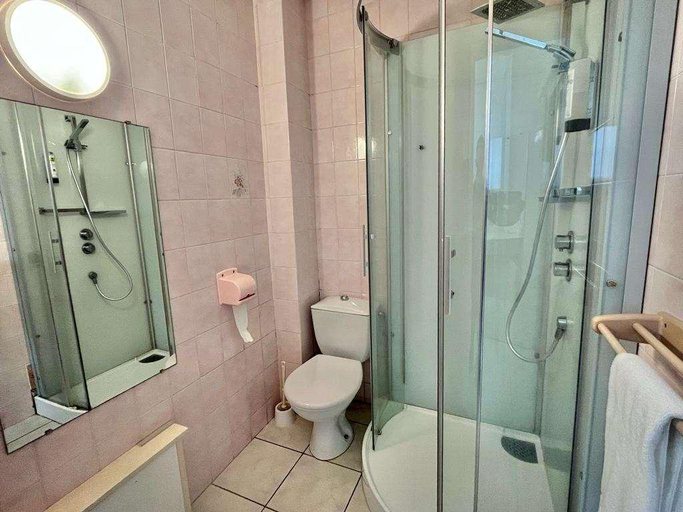 Bathroom 4, Logis Hotel Sully le Chateau, Loiret