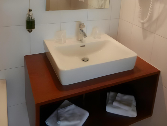 Bathroom 3, Hotel Terminus, Porrentruy