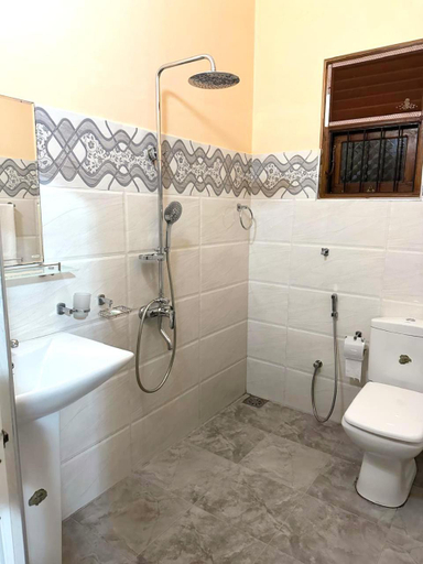 Bathroom 5, Lahiru Airport Villa, Katana