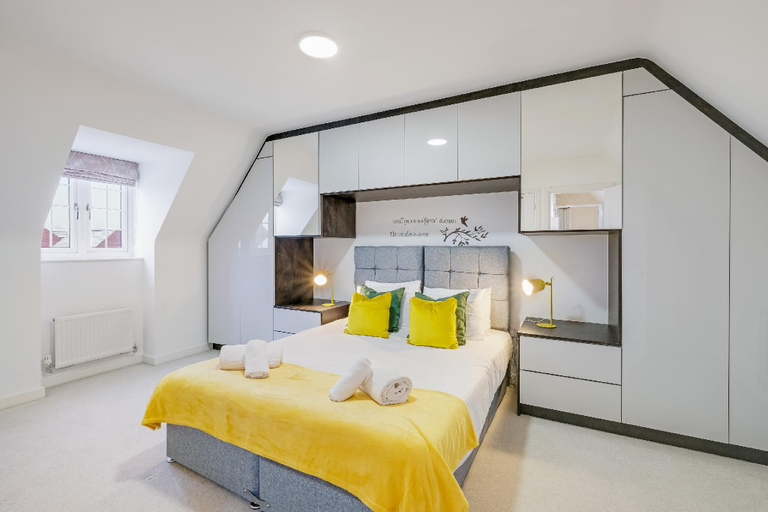 Bedroom 2, Bicester Village 6 Bedroom 3.5 Bathroom House, Oxfordshire