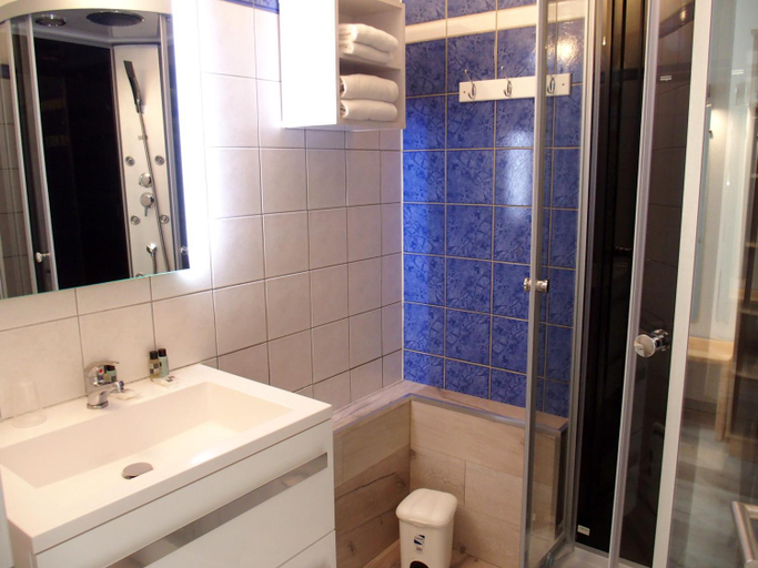 Bathroom 3, Logis Hostellerie De L'etoile, Bas-Rhin