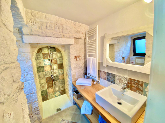 Bathroom 3, Trulli Moon, Bari