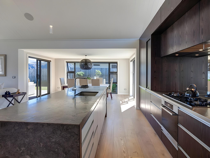 Others 5, Infinity Drive - Sleeps 8 - Spa Pool - Lake Views, Queenstown-Lakes