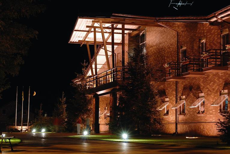 Exterior & Views