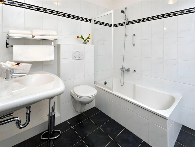 Bathroom 3, Villa-Hotel De Kroon Gennep, Gennep