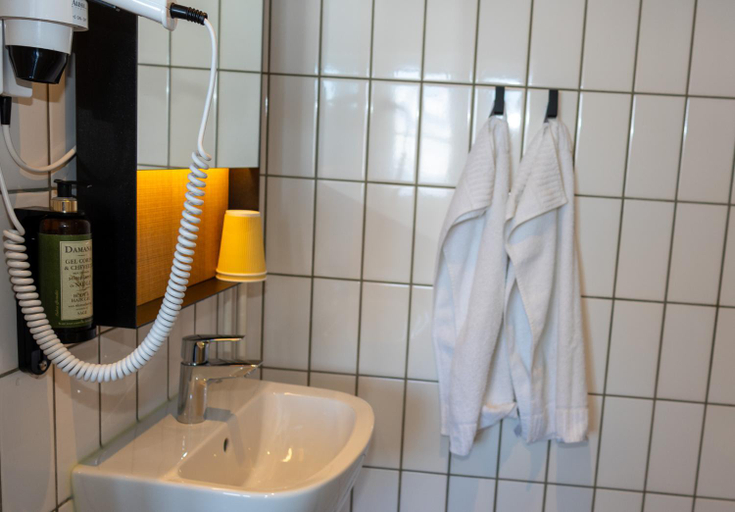 Bathroom 4, Hotel Angmagssalik, Vesturbyggð