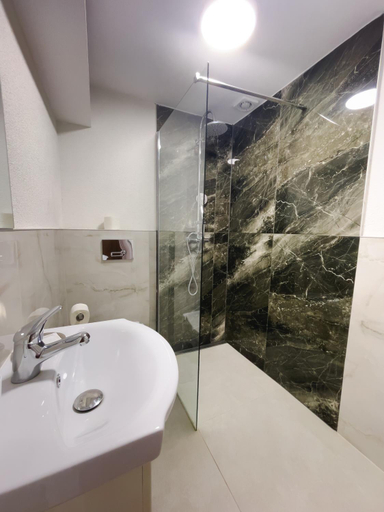 Bathroom 5, Myda, Apahida