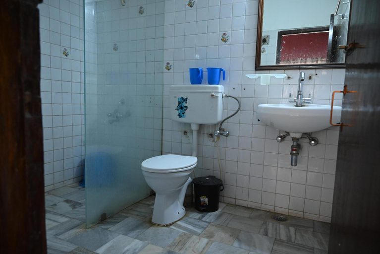 Bathroom 4, Hotel Barahdari, Varanasi
