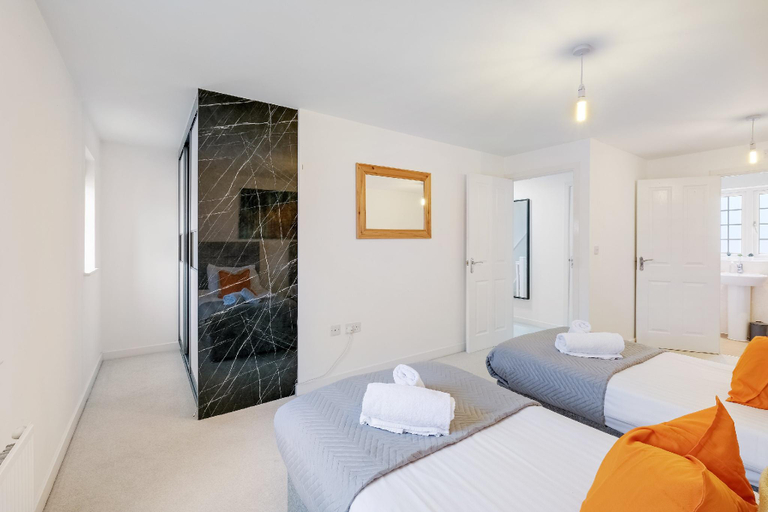 Bedroom 3, Bicester Village 6 Bedroom 3.5 Bathroom House, Oxfordshire