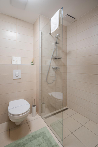Bathroom 3, Radiant Sun Apartments, Budapesti