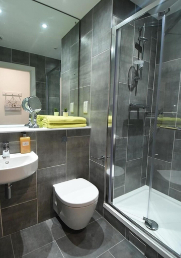 Bathroom 4, Lee Point
