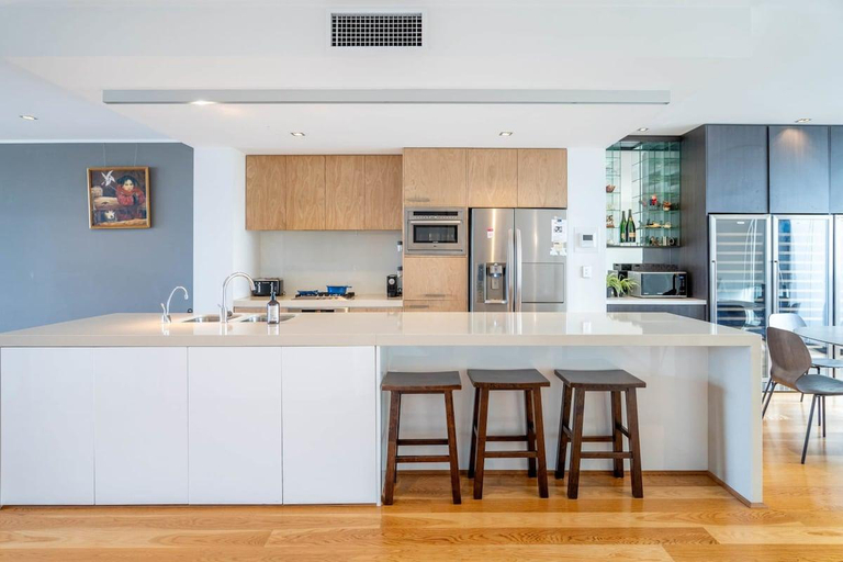 2, Lux Docklands District 3-level TH *FreeParking, Melbourne