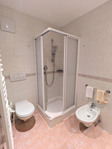 Bathroom 2, Hotel Heinz, Bolzano