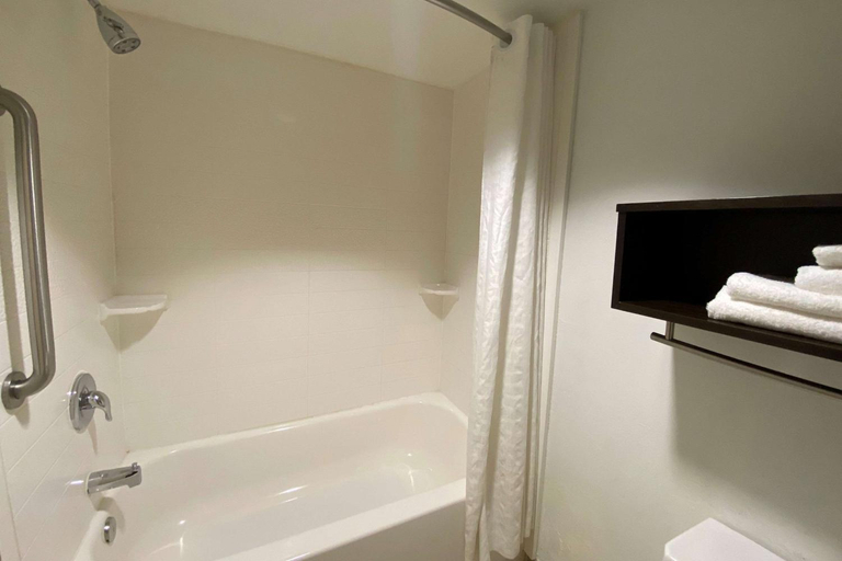 Bathroom 4, Wingate by Wyndham Chandler/Phoenix, Maricopa