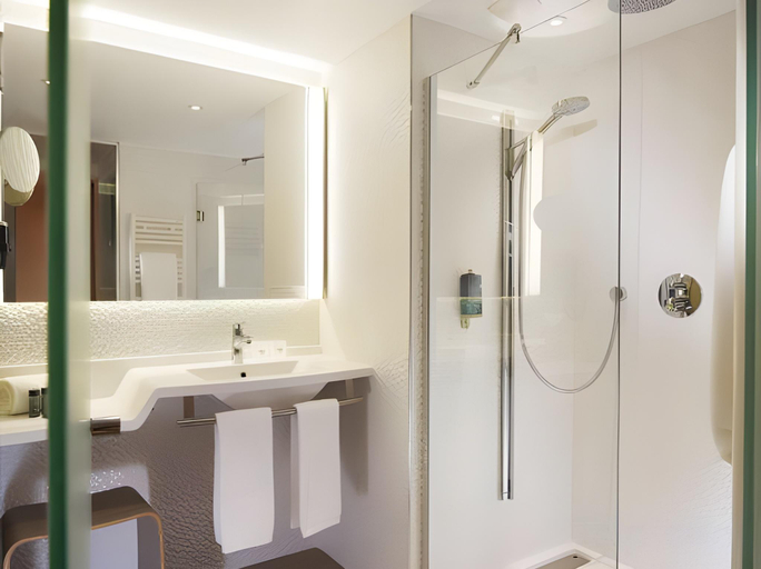 Bathroom 5, Hotel Oceania Le Metropole, Hérault