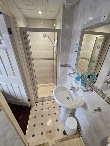 Bathroom 5, Lynbar Hotel, Blackpool