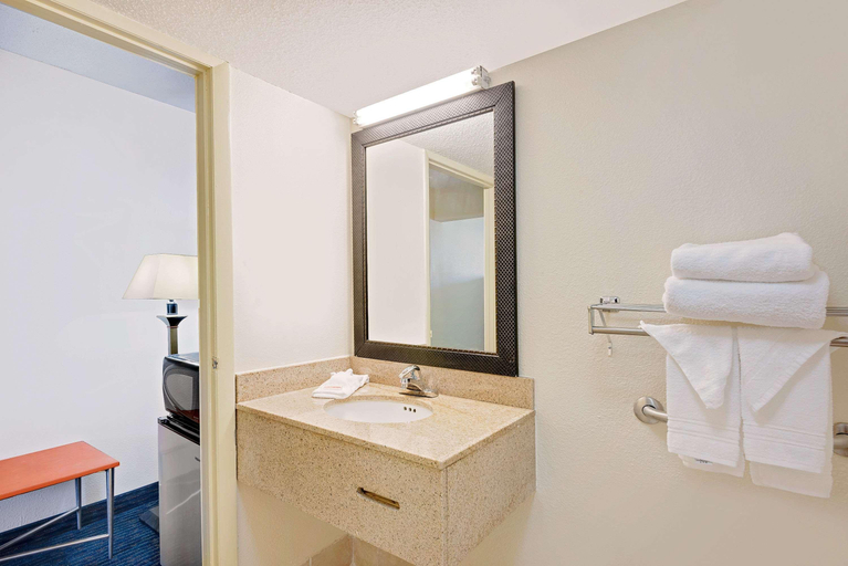 Bathroom 3, Gateway Inn, Talbot