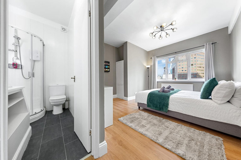 Others 4, London Bridge Apartments, London