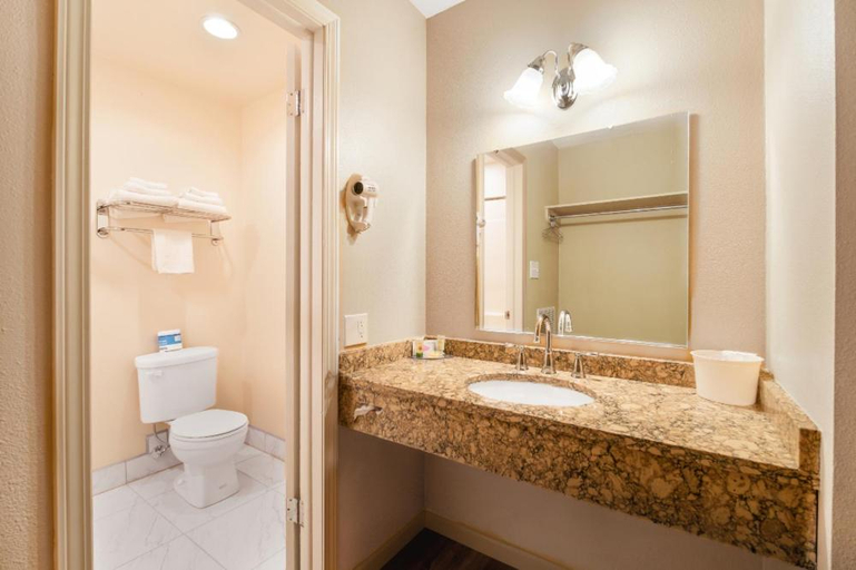 Bathroom 3, Pullman Garden Inn, Whitman