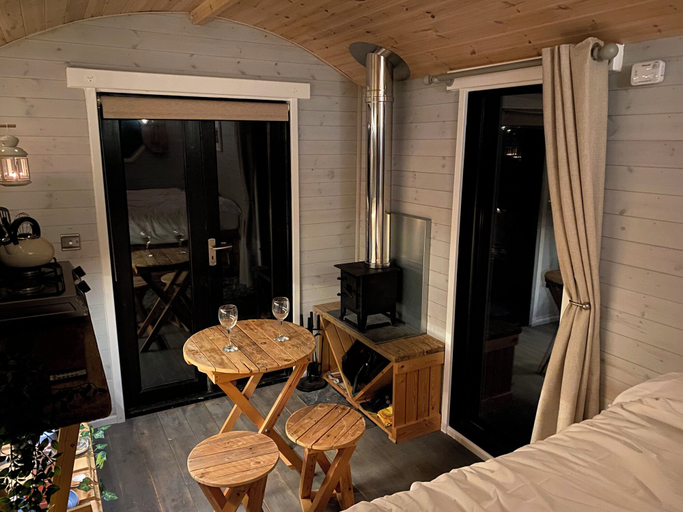 Room, 1 Bed Cabin - Sleeps 2 - Hottub - Parking - Garden, Devon