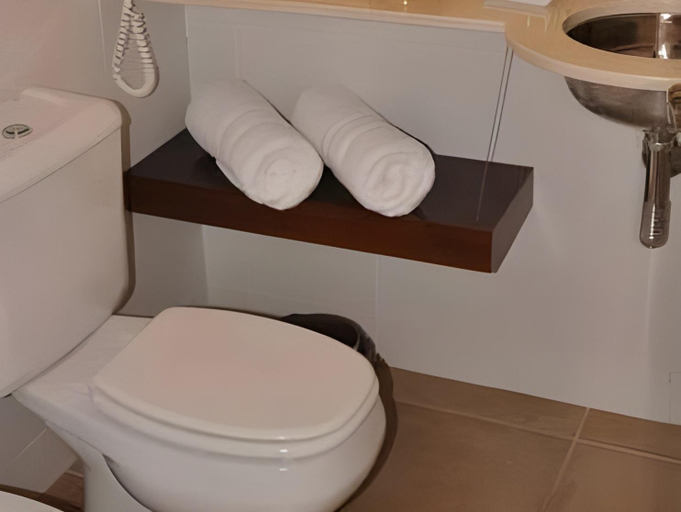 Bathroom 4, Livin Residence, Rosario