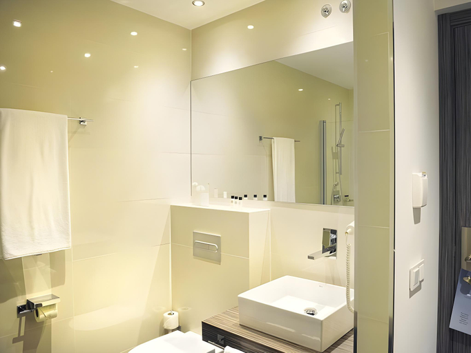 Bathroom 4, Air Rooms Madrid Airport by Premium Traveller, Madrid