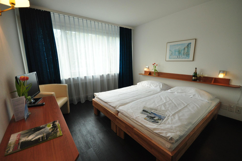 Bedroom 2, Hotel Merkur - West Station Lodge, Interlaken