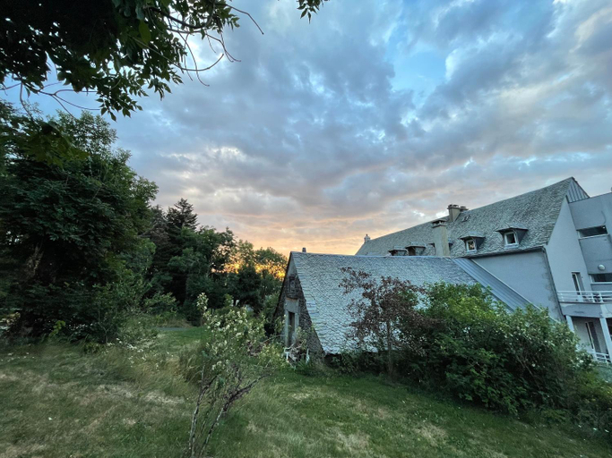 Exterior & Views