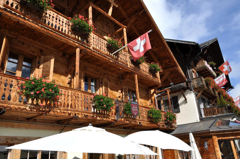 Exterior & Views