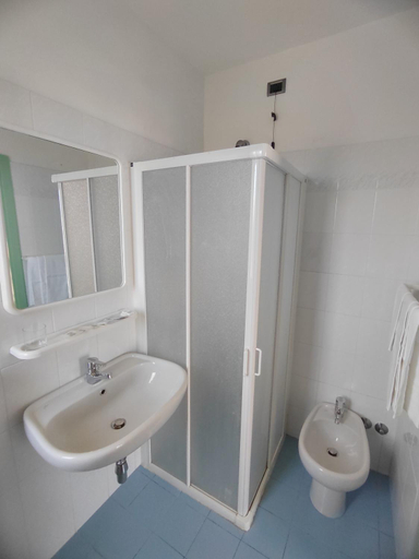 Bathroom 2, Hotel Puccinelli, Lucca