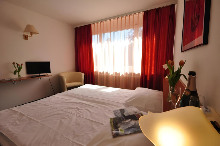 Bedroom 2, Hotel Merkur - West Station Lodge, Interlaken